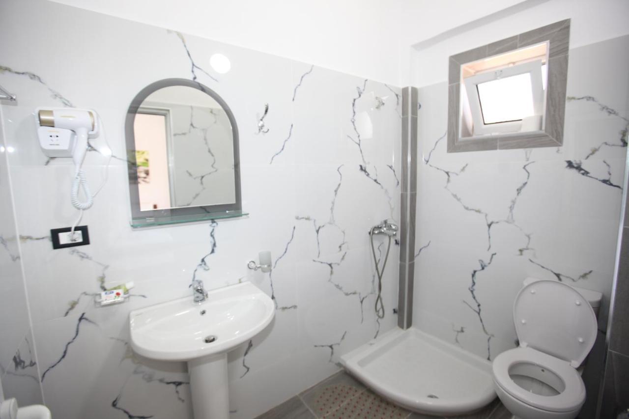 Hotel Real Sarandë Esterno foto