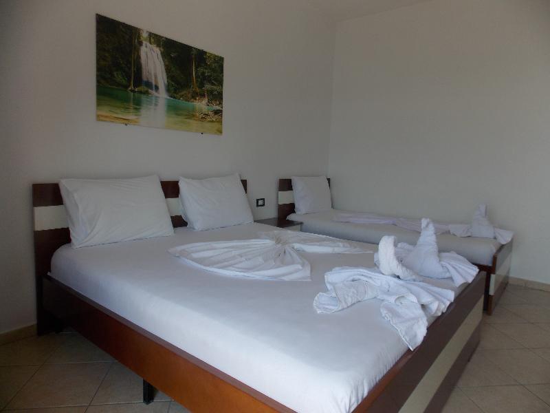 Hotel Real Sarandë Esterno foto