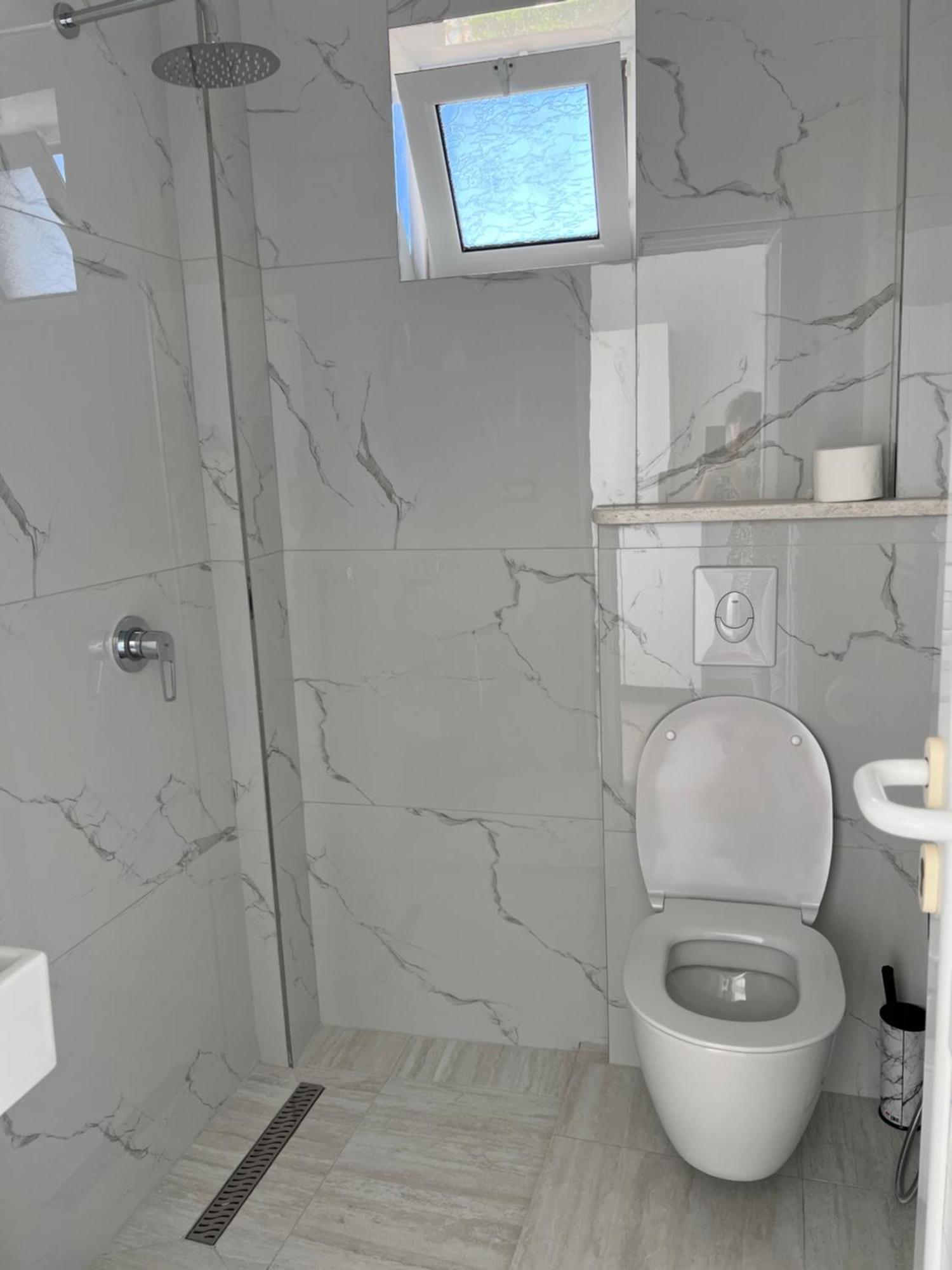 Hotel Real Sarandë Esterno foto