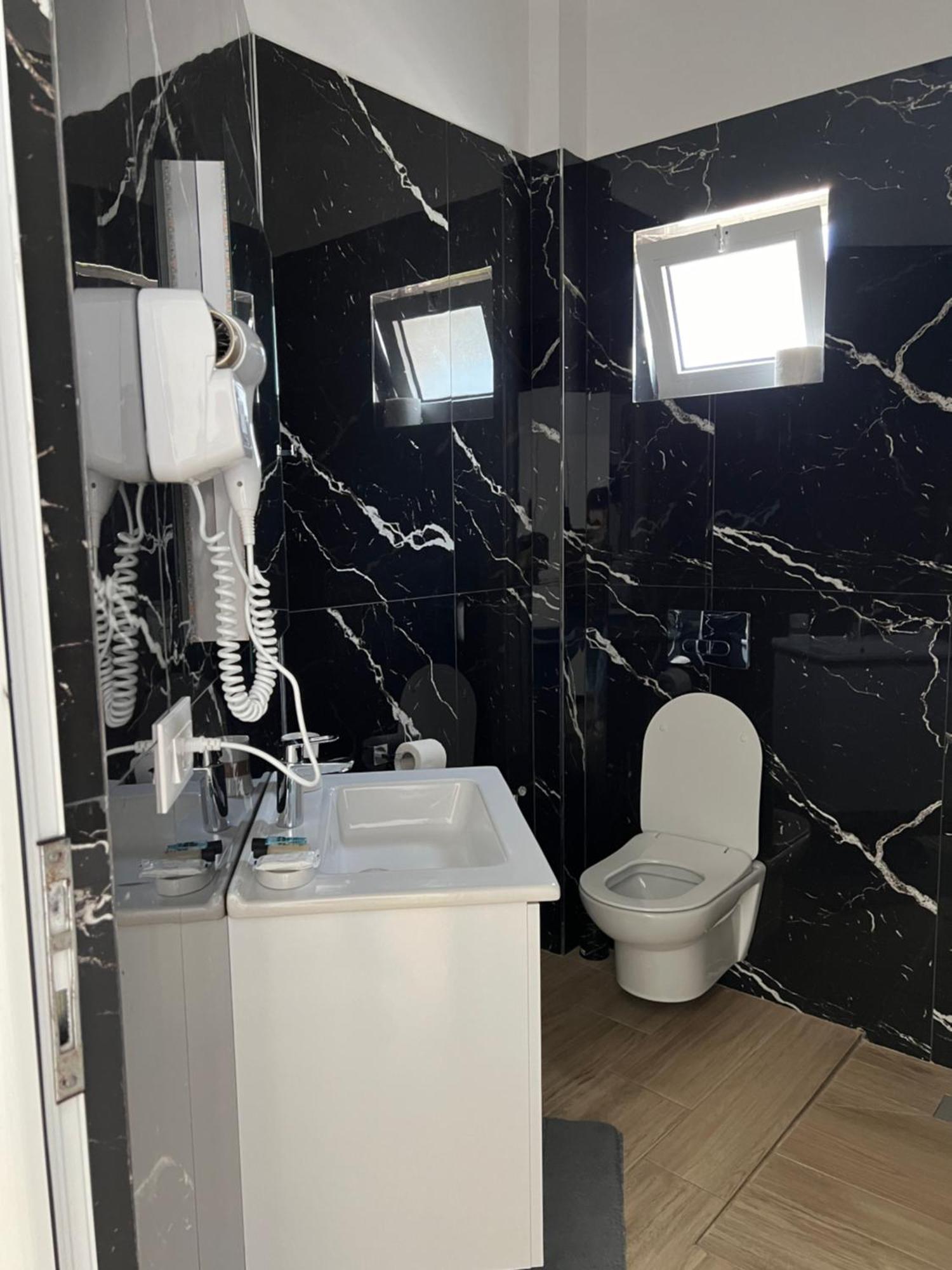 Hotel Real Sarandë Esterno foto