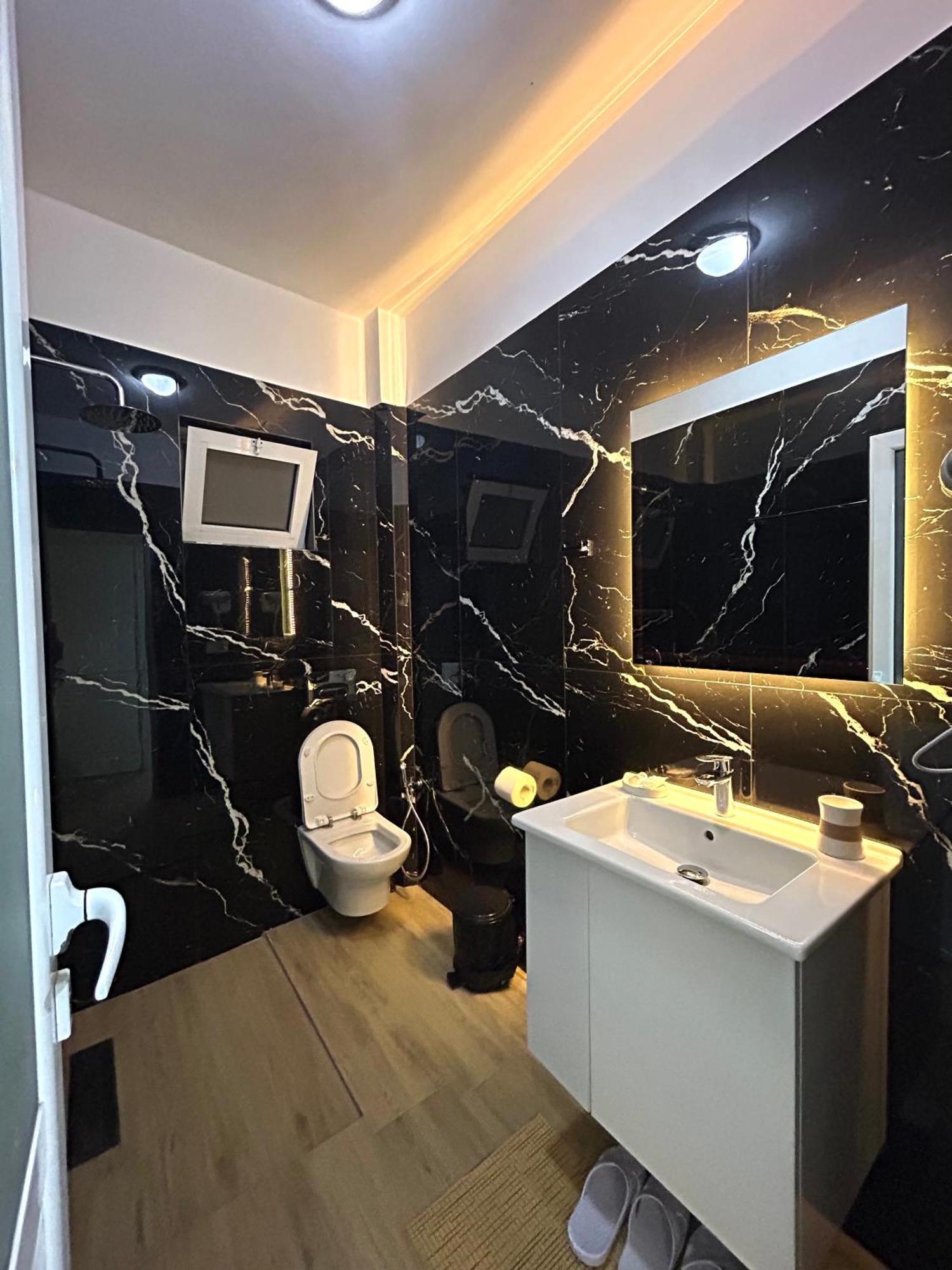 Hotel Real Sarandë Esterno foto